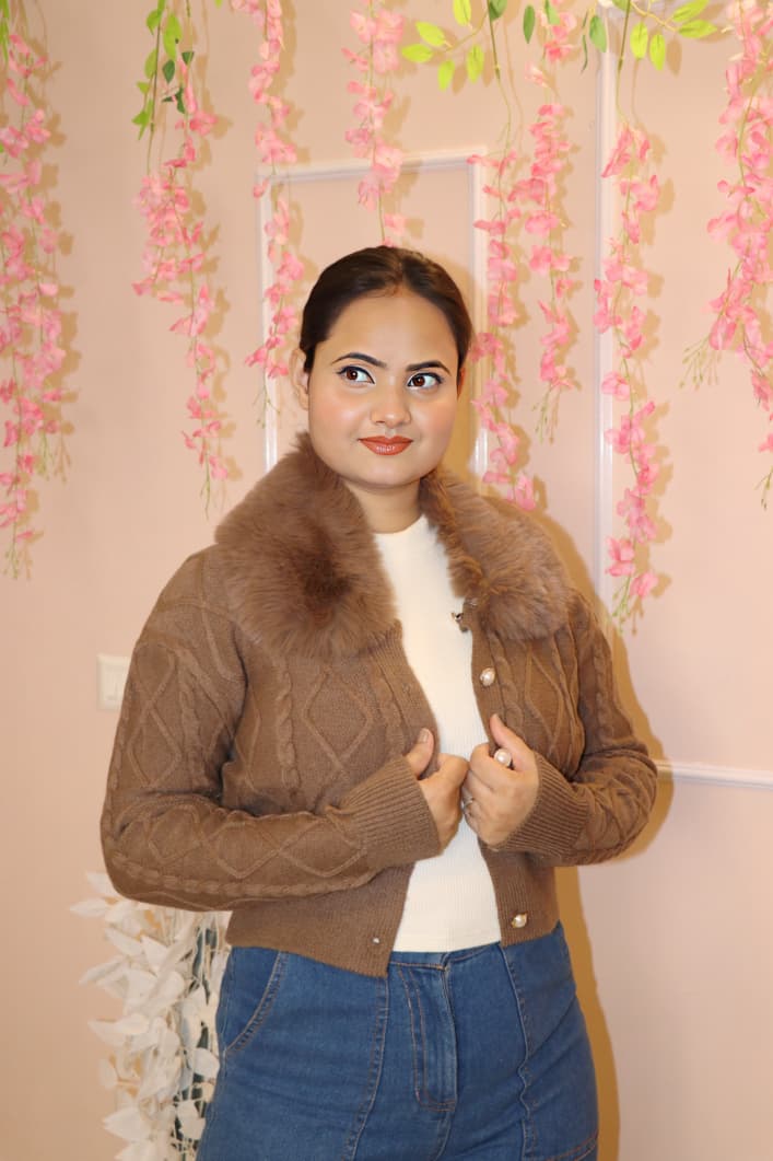 “Brown Knitted Winter Cardigan with Detachable Faux-Fur Collar – Cozy & Elegant”