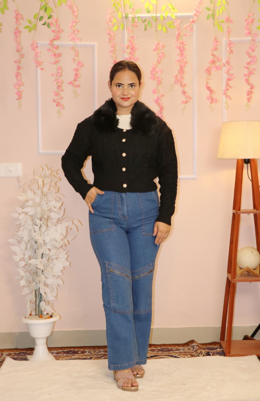 “Black Knitted Winter Cardigan with Detachable Faux-Fur Collar – Stylish, Warm & Elegant”
