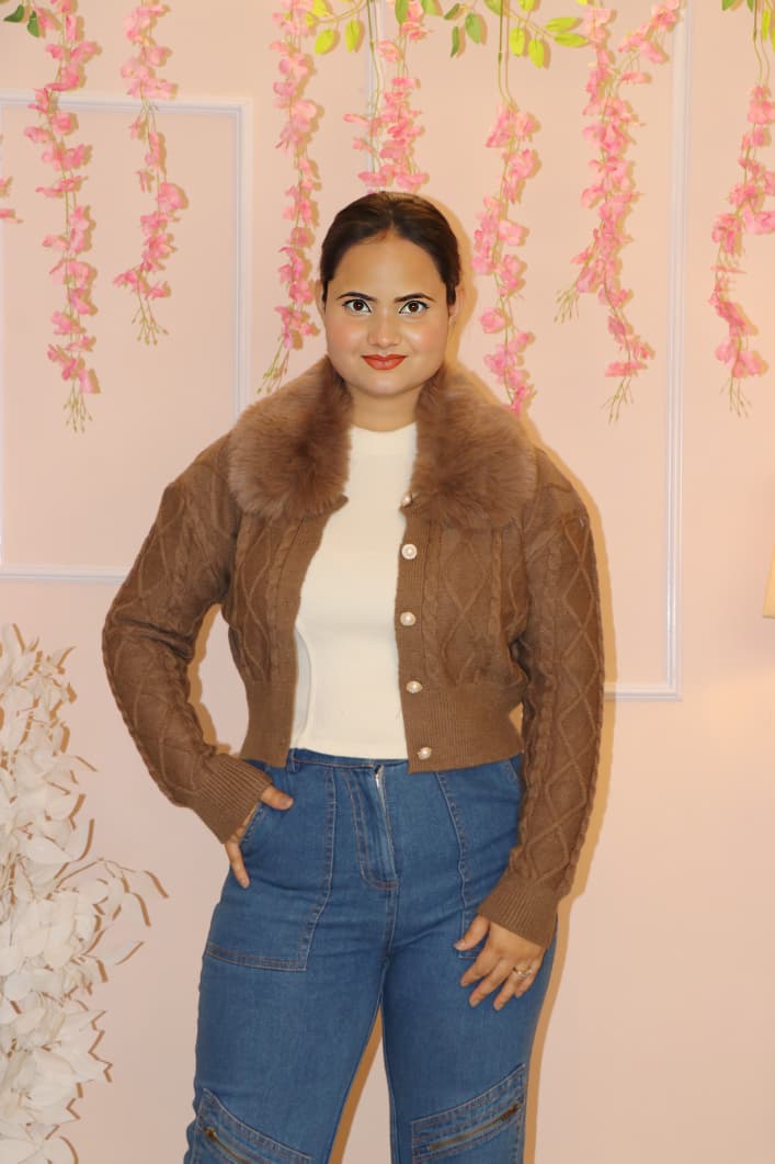 “Brown Knitted Winter Cardigan with Detachable Faux-Fur Collar – Cozy & Elegant”