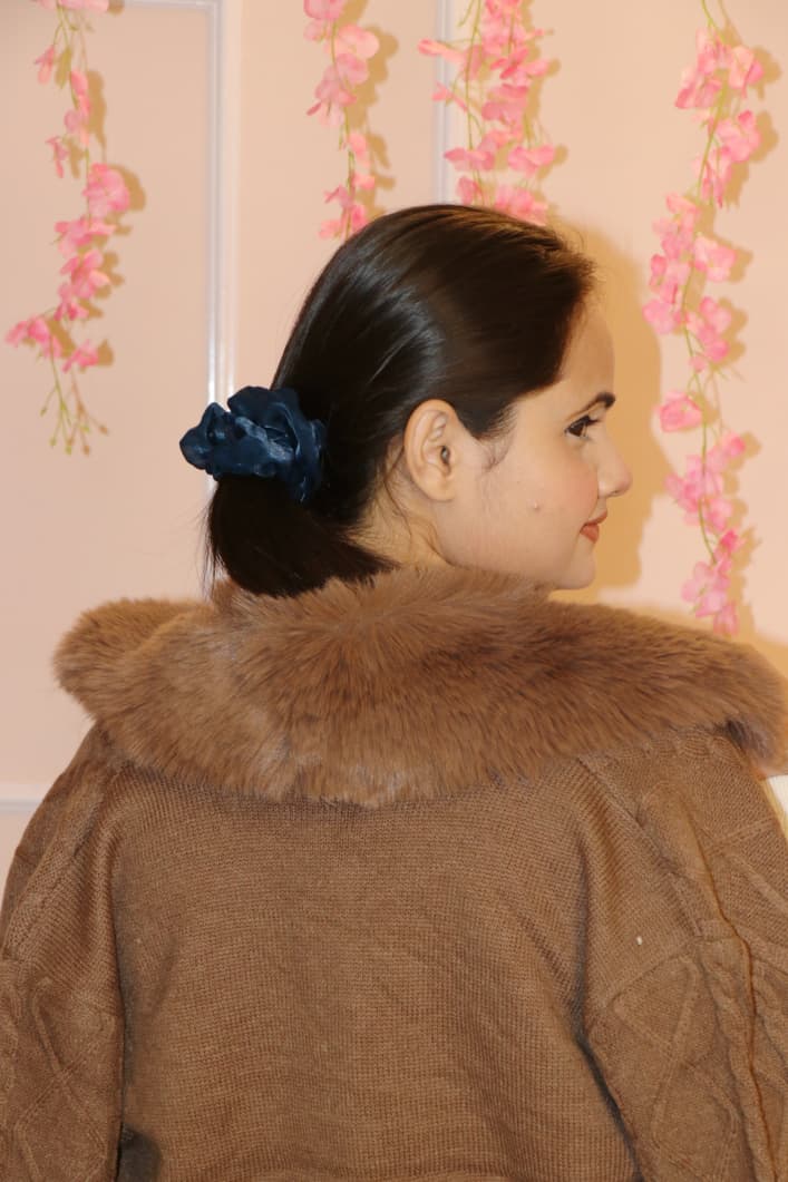 “Brown Knitted Winter Cardigan with Detachable Faux-Fur Collar – Cozy & Elegant”