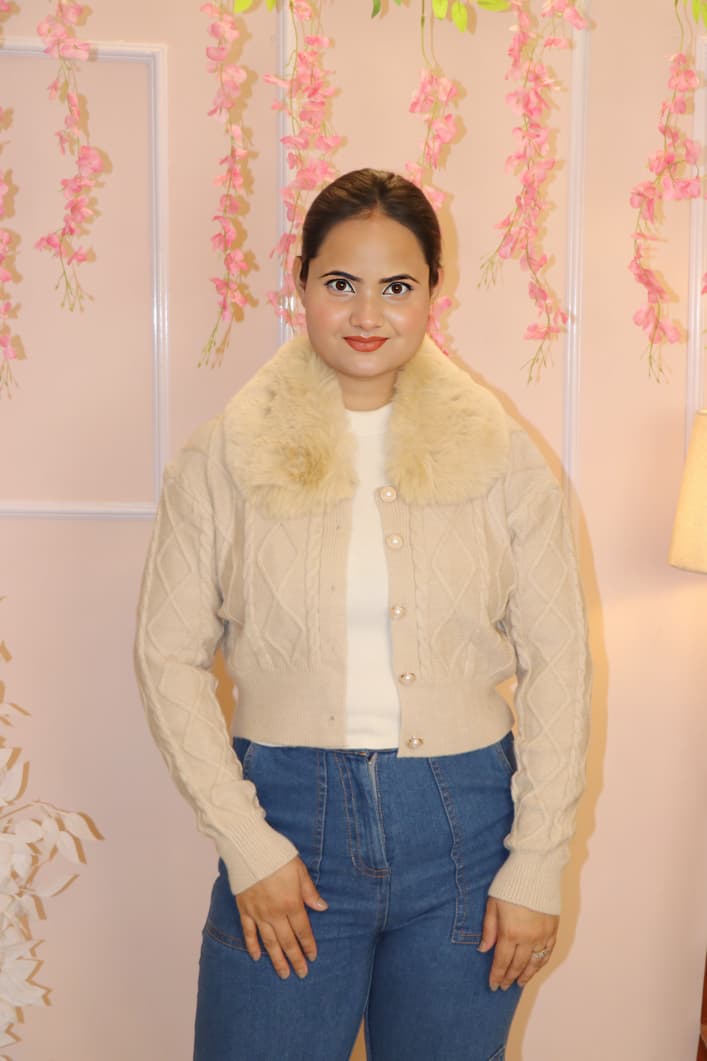 “Beige Removable Fur Collar Knitted Winter Cardigan – Soft, Elegant & Everyday Cozy”