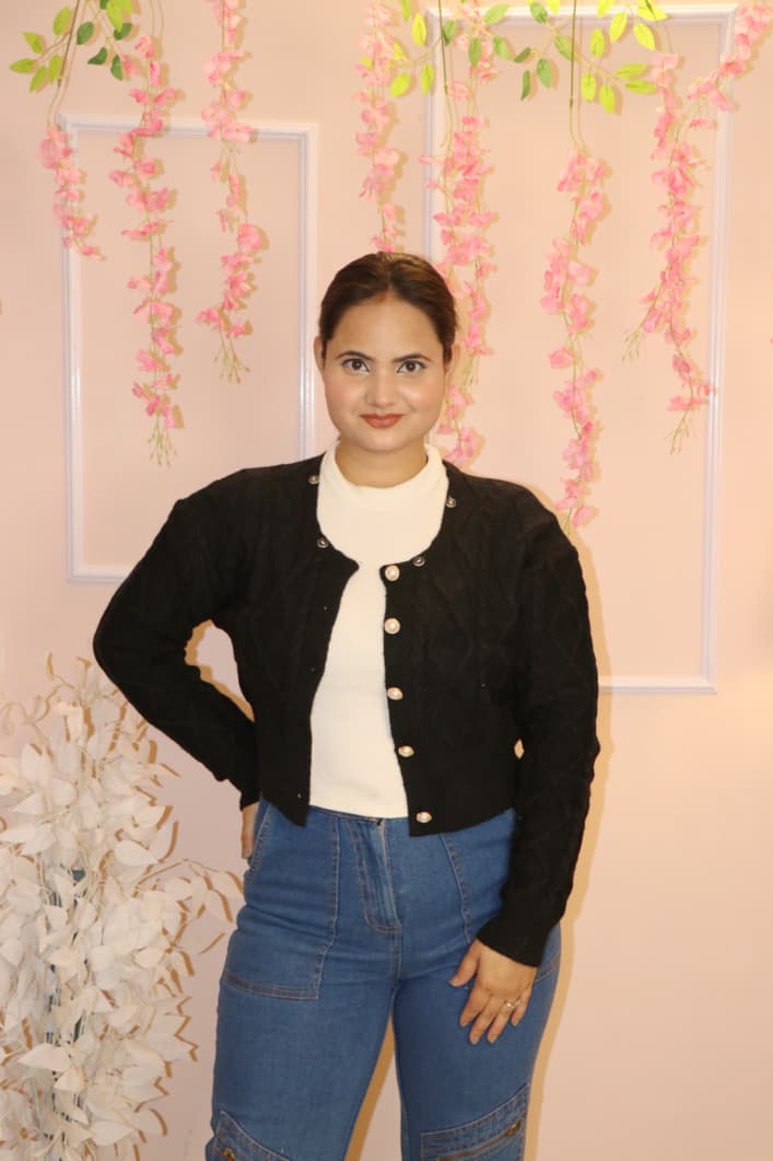 “Black Knitted Winter Cardigan with Detachable Faux-Fur Collar – Stylish, Warm & Elegant”